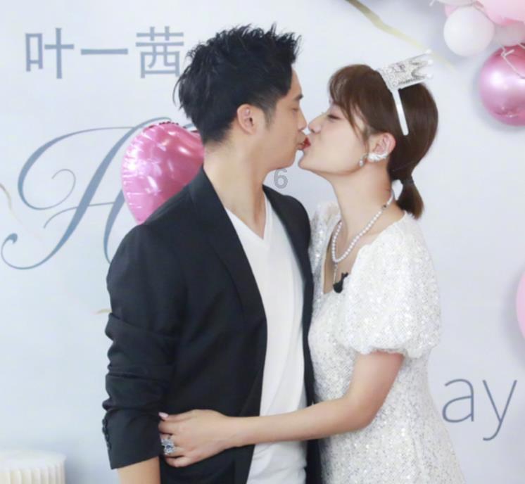 C罗女友乔治娜越来越“卡戴珊”化！白色蕾丝裙搭高跟鞋，身材超S