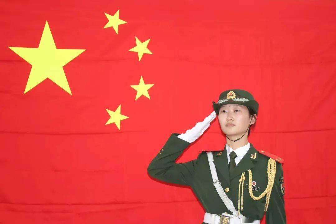 西宁一女子在火锅店就餐,老鼠在头顶摇摇欲坠,门店:顺着电线跑来的,每周有消杀