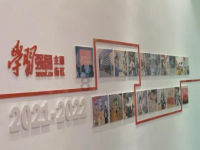 主人偷偷亲了母金毛一口，一旁的公金毛这表情才叫生无可恋