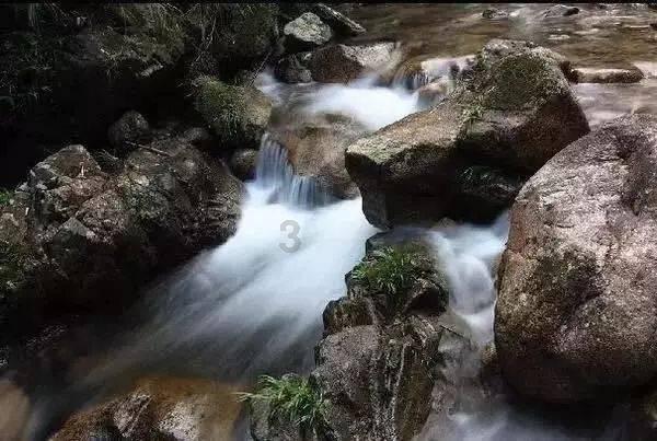 新余火灾事故现场，市民自发前来悼念：除了花篮，还送来可乐炸鸡