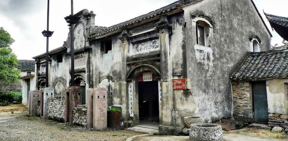迪丽热巴线下活动照曝光！一袭金色吊带裙宛若美神